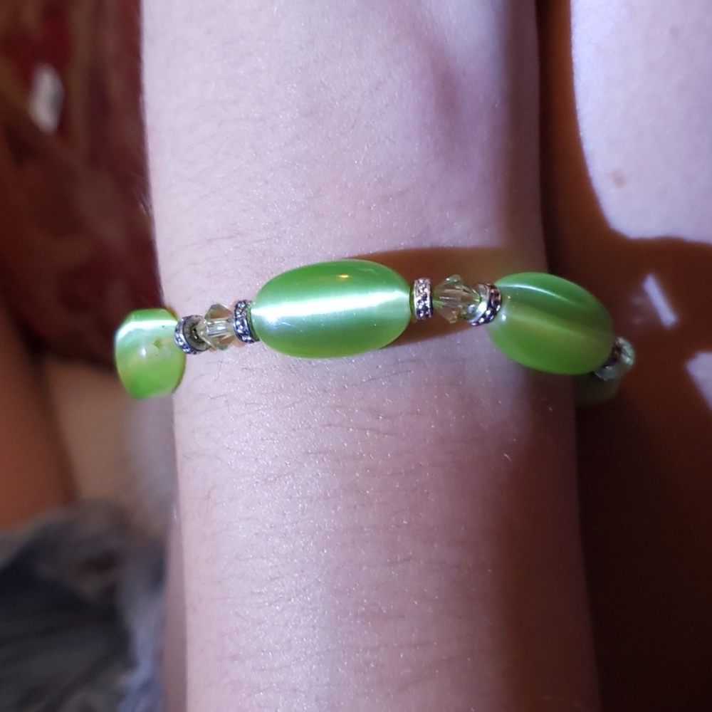 glass/stone green bracelet